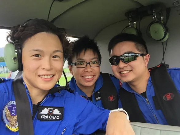 香港航空青年团 — 以中尉身份带领学员飞行，2015年5月