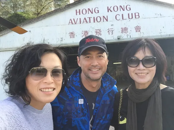在飞行总会 — 与同飞B-KCA的飞行员Michael Wong及母亲Kelly，2014年11月