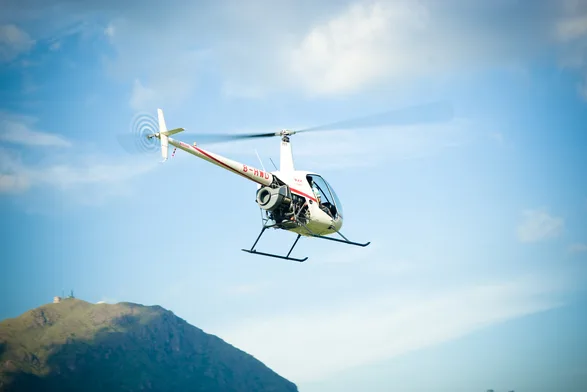 R22升空 — 罗宾逊R22飞越山峦，2008年