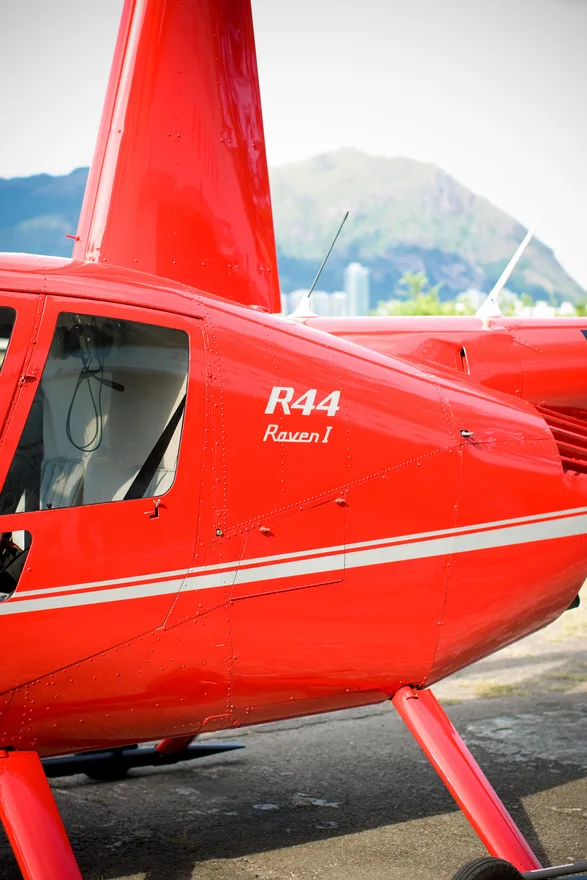 R44 Raven I — 停在地面的B-KCA，2008年